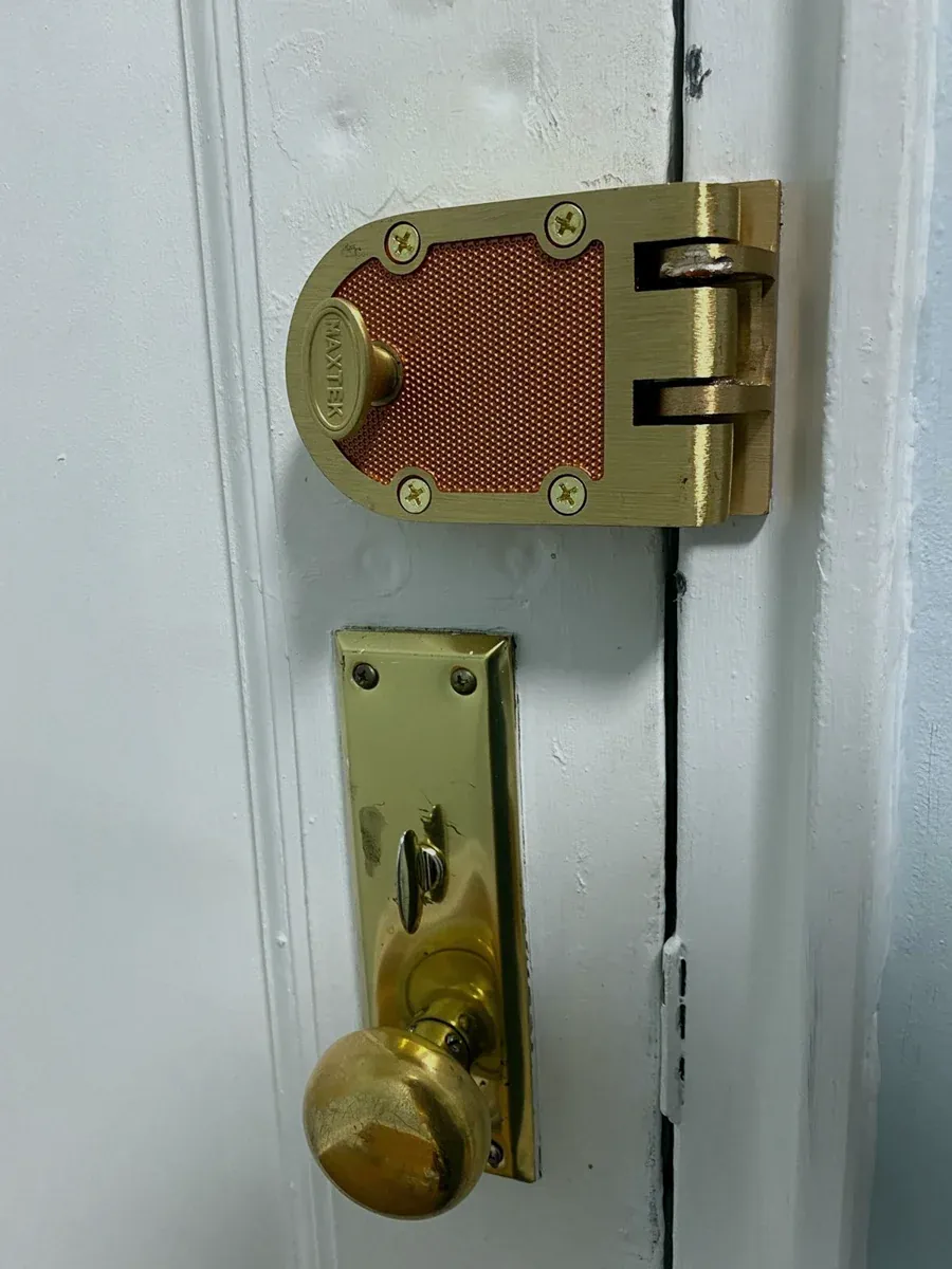 Jimmy-proof deadlock above a lock set on a side door